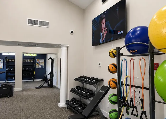 Apartment Getaway 2br 2ba Pool Gym King Bed *